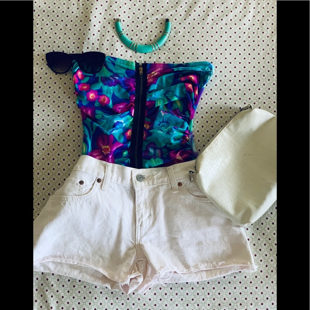 Levi Stauss & Co. White distressed hem Shorts ☺️☀️